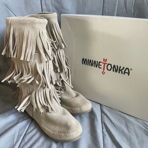 Minnetonka 3 Layer Fringe Boot Stone Size 9